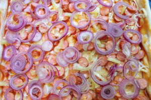 Pizza cu carnati