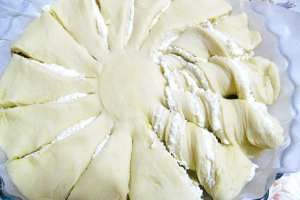 Plăcintă cu brânză dulce şi stafide „ Floarea soarelui”
