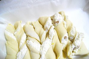 Plăcintă cu brânză dulce şi stafide „ Floarea soarelui”