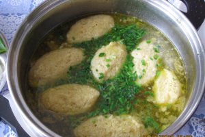 Supa de gaina de casa cu galuste de pesmet