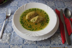Supa de gaina de casa cu galuste de pesmet