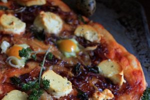 Pizza cu ceapa caramelizata, oua de prepelita si branza de capra