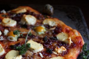 Pizza cu ceapa caramelizata, oua de prepelita si branza de capra
