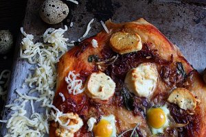 Pizza cu ceapa caramelizata, oua de prepelita si branza de capra