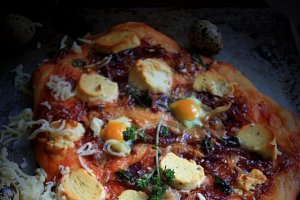 Pizza cu ceapa caramelizata, oua de prepelita si branza de capra