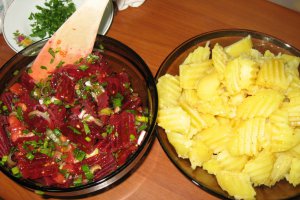Salata marocana de cartofi si sfecla rosie