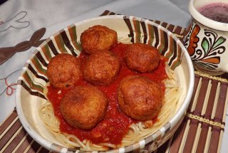 Spaghete cu sos de rosii si chiftelute