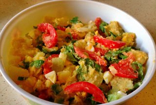 Salata calda de cartofi cu oua si rosii