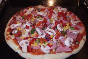 Pizza cu ardei, ciuperci si porumb