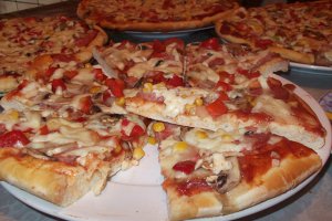 Pizza cu ardei, ciuperci si porumb