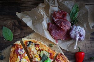 Pizza cu prosciutto si capere