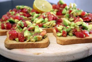 Salata de avocado si rosie