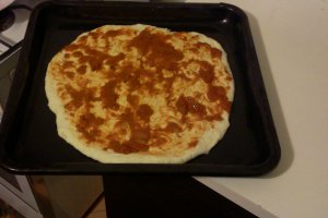 Pizza cu carnati,ardei si ciuperci