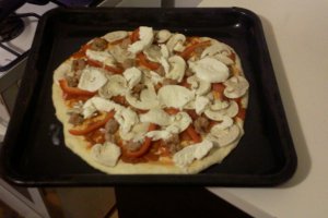 Pizza cu carnati,ardei si ciuperci