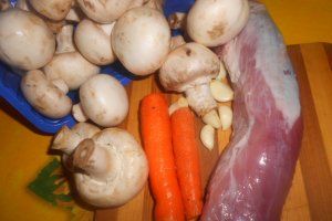 Muschi de porc in crusta de pesmet si paste cu sos de ciuperci