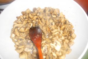 Muschi de porc in crusta de pesmet si paste cu sos de ciuperci