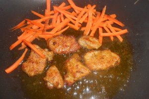 Muschi de porc in crusta de pesmet si paste cu sos de ciuperci