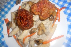 Muschi de porc in crusta de pesmet si paste cu sos de ciuperci