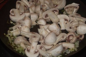 Carne de porc cu ciuperci si smantana la cuptor