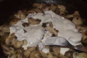 Carne de porc cu ciuperci si smantana la cuptor