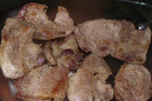 Carne de porc cu ciuperci si smantana la cuptor