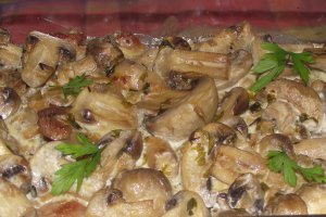 Carne de porc cu ciuperci si smantana la cuptor