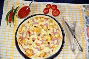 Pizza cu sunca de pui si edamer