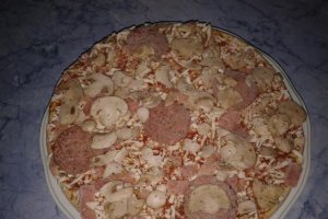 Pizza cu salam si ciuperci