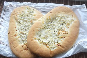 Pizza pe blat de lipie