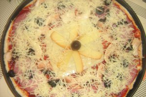 Pizza cu salam si ciuperci