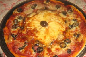 Pizza cu salam si ciuperci