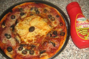 Pizza cu salam si ciuperci