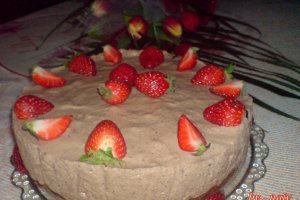Tort de ciocolata cu capsuni