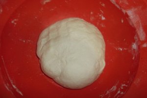 Pizza cu sunca,pastrama de vita si ou