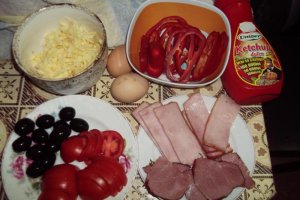 Pizza cu sunca,pastrama de vita si ou
