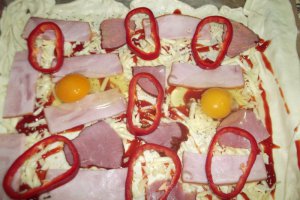 Pizza cu sunca,pastrama de vita si ou
