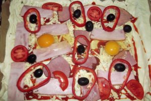Pizza cu sunca,pastrama de vita si ou