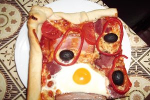 Pizza cu sunca,pastrama de vita si ou