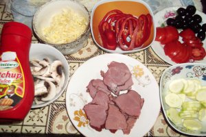 Pizza cu pastrama de vita,ciuperci si dovlecel