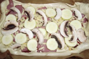 Pizza cu pastrama de vita,ciuperci si dovlecel