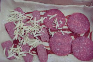 Pizza cu salam si branza