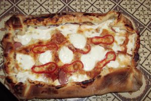 Pizza cu salam si branza