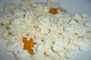 Aperitiv rustic cu spanac, mazare si branzeturi
