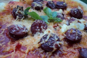 Pizza cu cabanos si gogosar