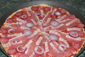 Pizza cu de toate (motaneasca)