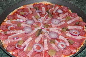 Pizza cu de toate (motaneasca)