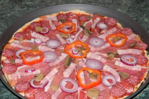 Pizza cu de toate (motaneasca)