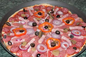 Pizza cu de toate (motaneasca)