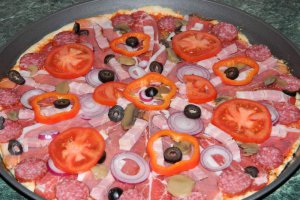Pizza cu de toate (motaneasca)