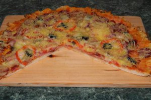 Pizza cu de toate (motaneasca)
